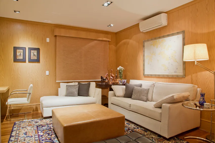 Sala íntima com painéis de madeira e sofás claros