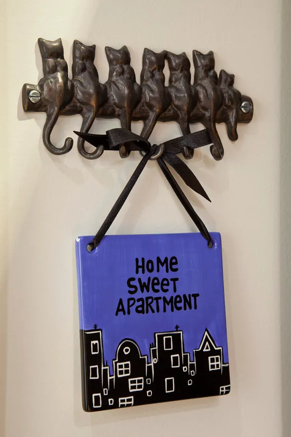 Detalhe de gancho de gatos com placa decorativa de apartamento