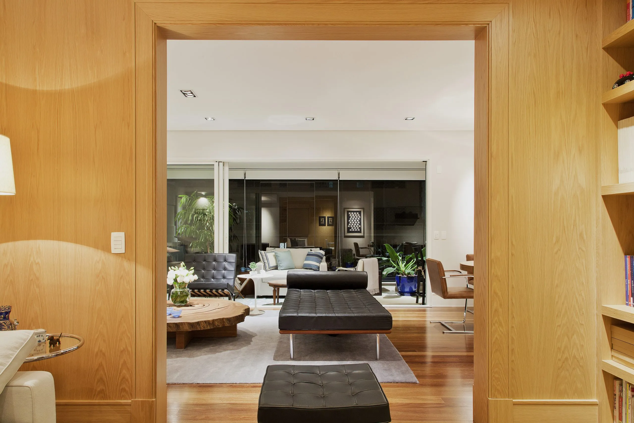 Portal de madeira emoldura sala com poltronas Barcelona