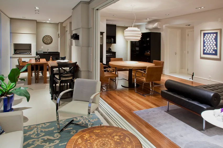 Sala integrada com jantar e varanda gourmet em apartamento