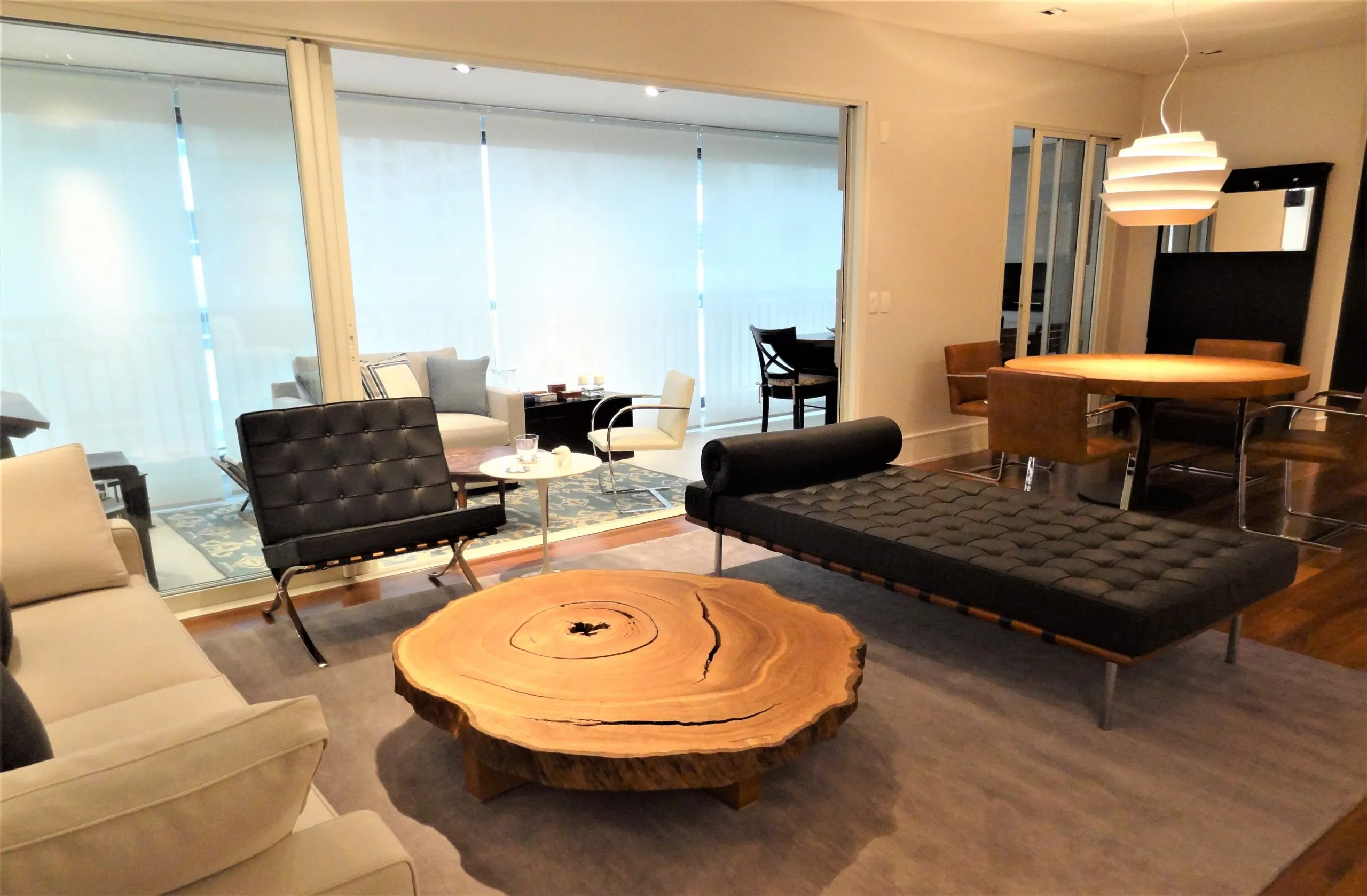 Sala de estar com mesa de centro em madeira orgânica