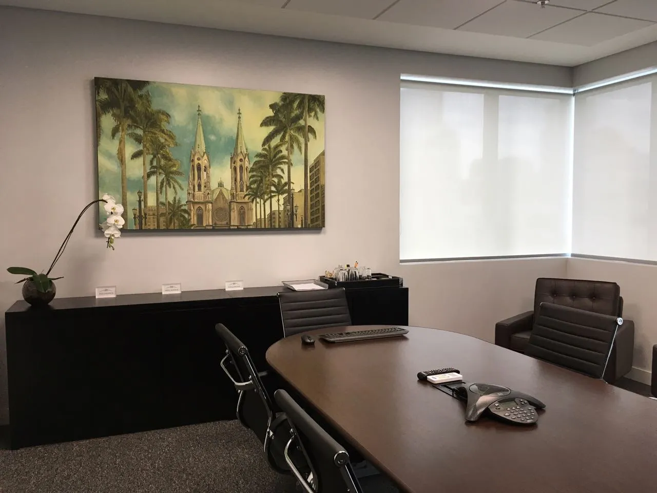 Sala de reunião com quadro da Catedral da Sé