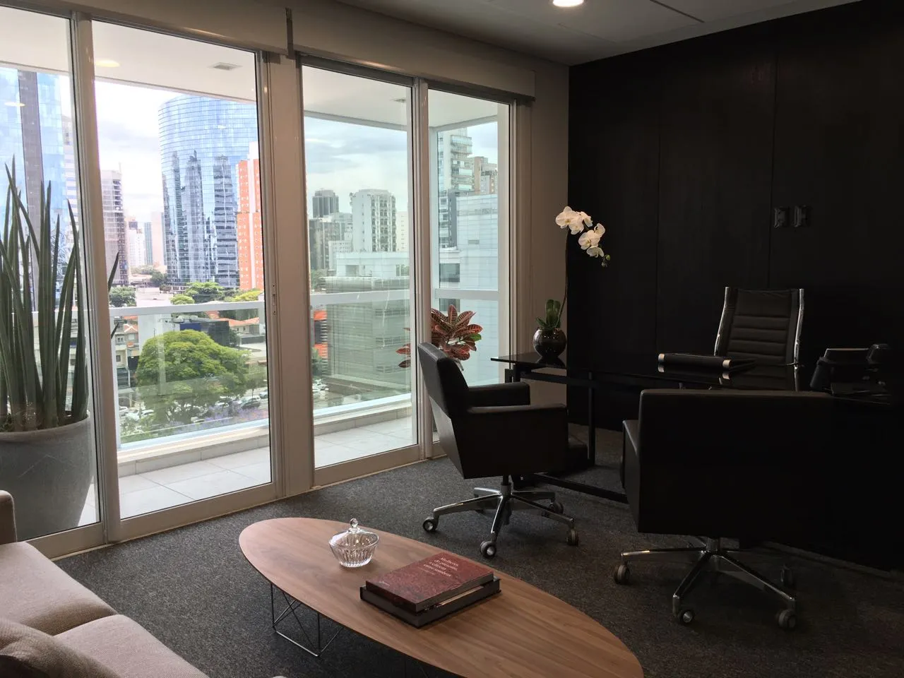 Escritório executivo com vista para prédios de São Paulo