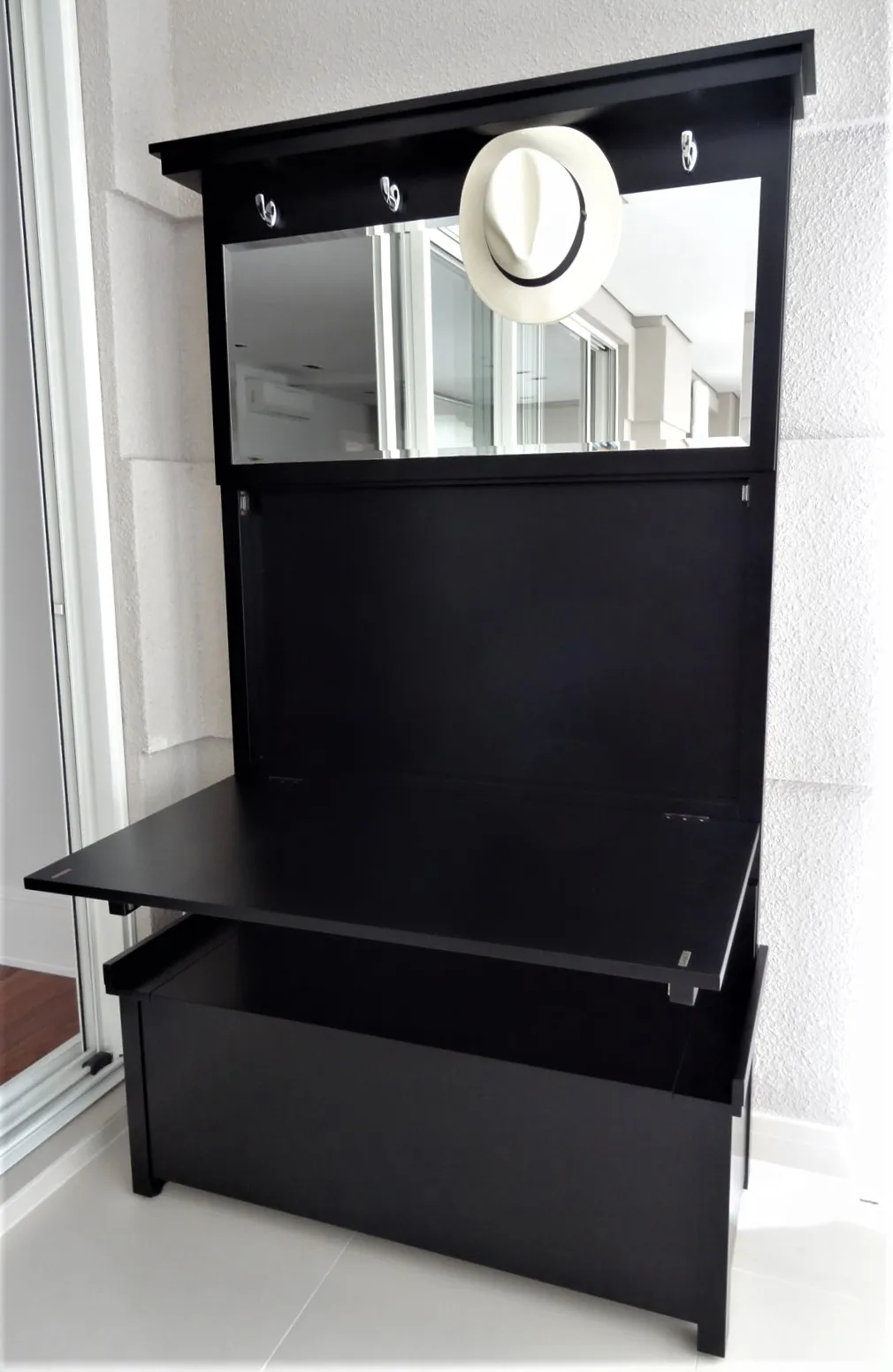 Móvel de hall preto com mesa dobrável aberta