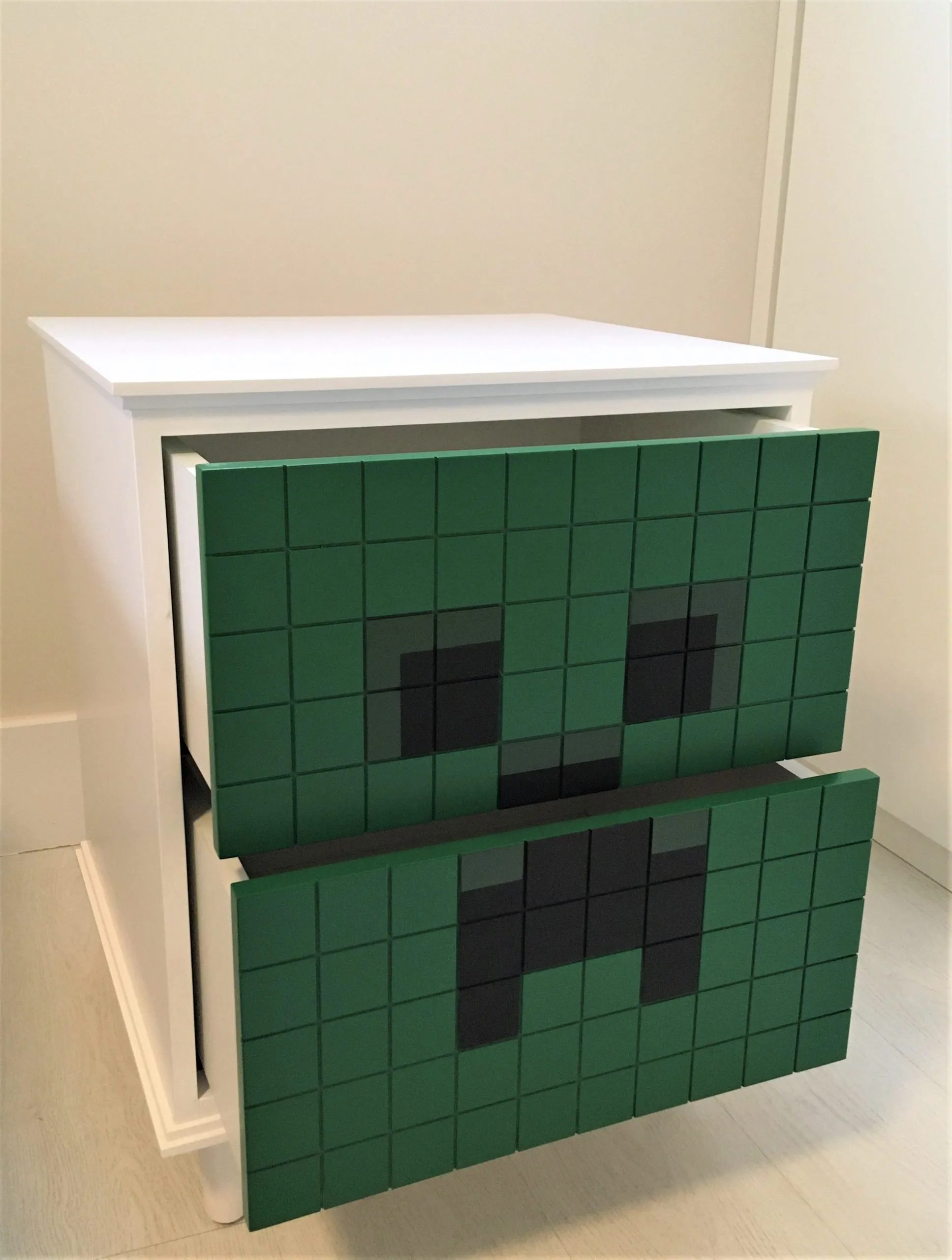 Criado-mudo Minecraft com gavetas verdes abertas