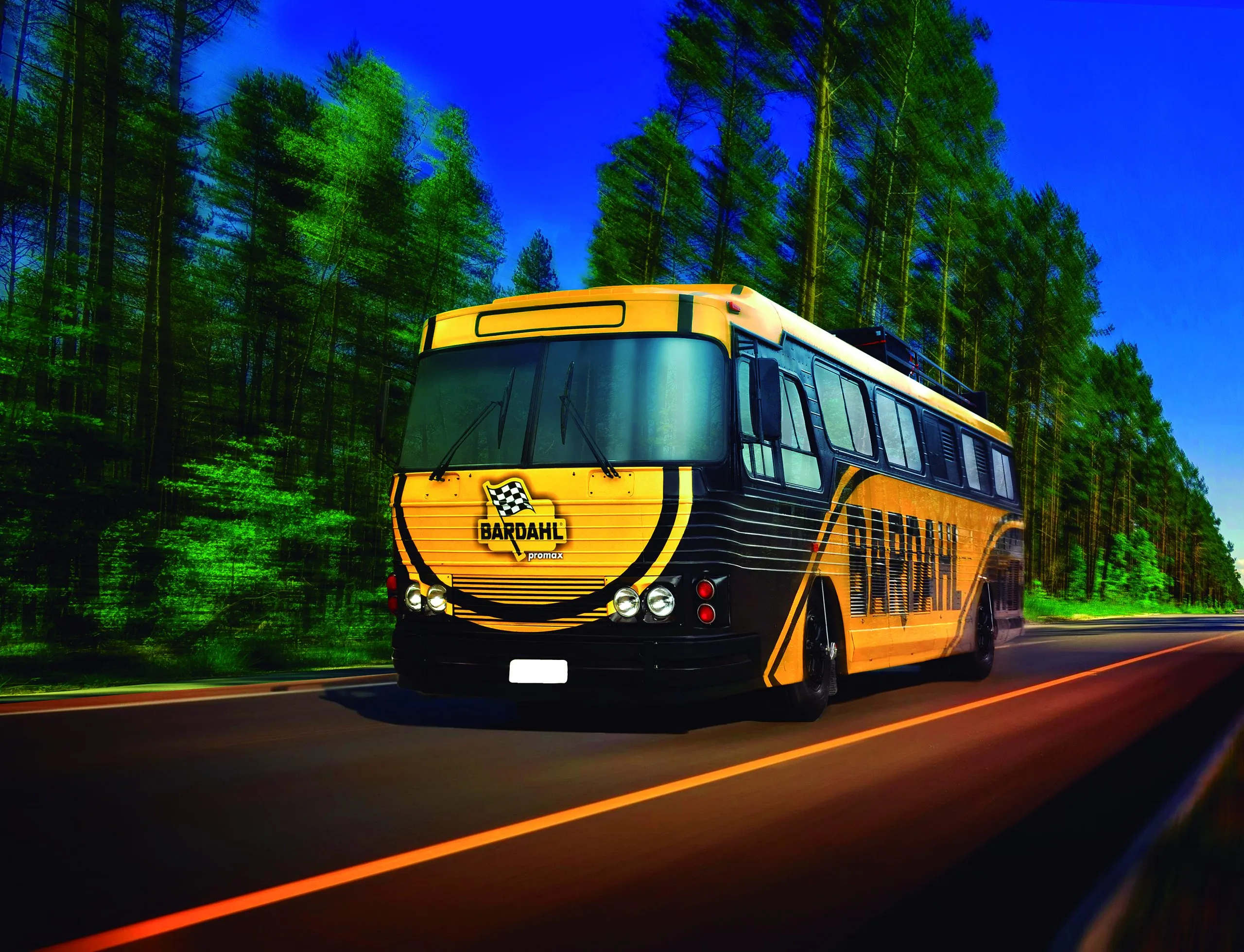 Ônibus Bardahl envelopado em amarelo rodando na estrada