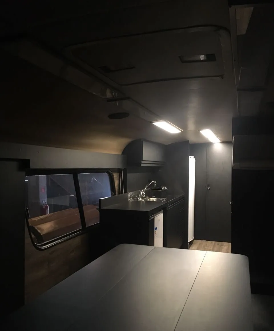 Cozinha compacta no interior escuro do motorhome