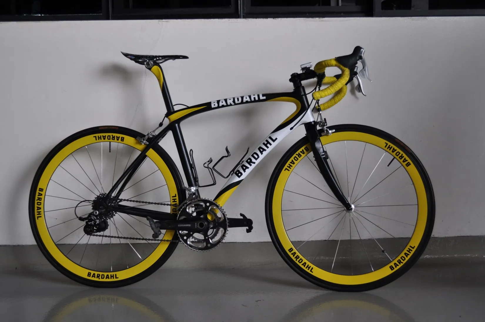 Bicicleta personalizada com a marca Bardahl em amarelo e preto