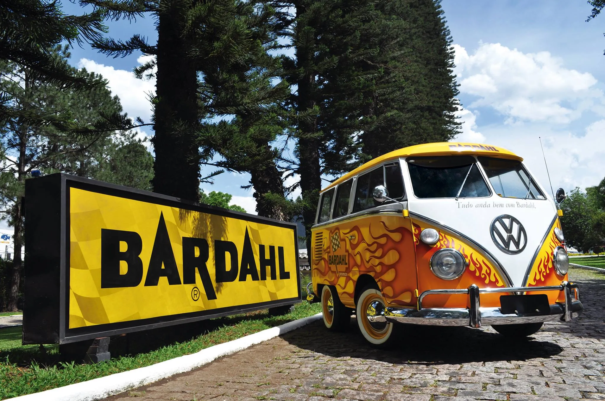 Kombi envelopada da Bardahl ao lado de letreiro gigante