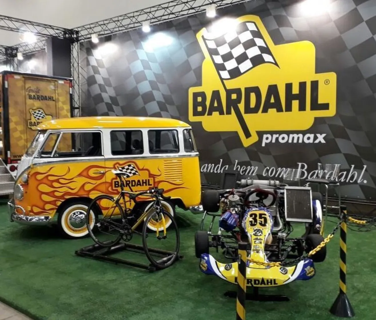 Estande da Bardahl com Kombi, bicicleta e kart