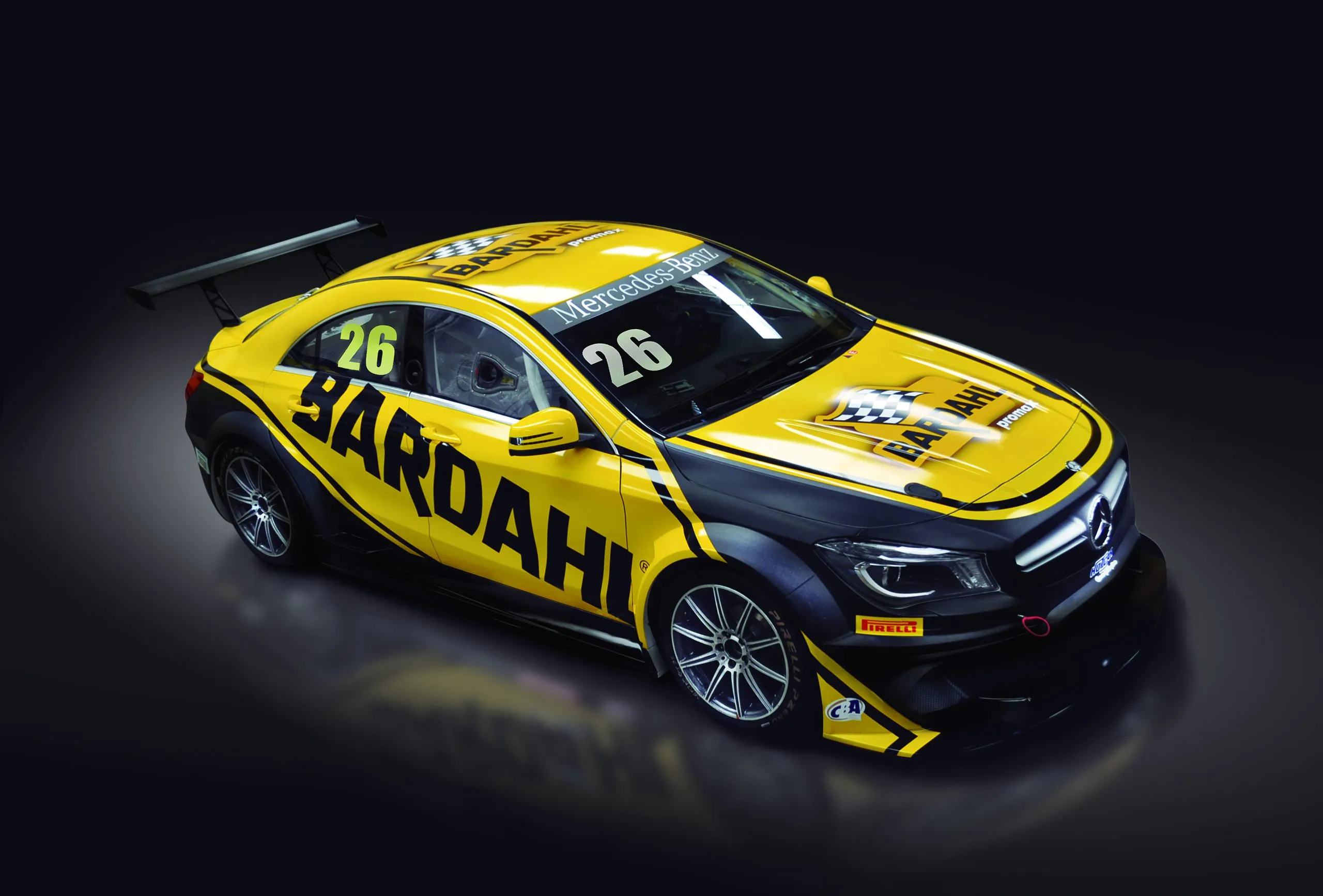 Carro de corrida Mercedes com pintura amarela e preta Bardahl
