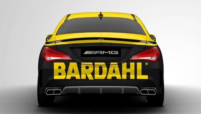 Traseira do carro de corrida com logotipo Bardahl amarelo