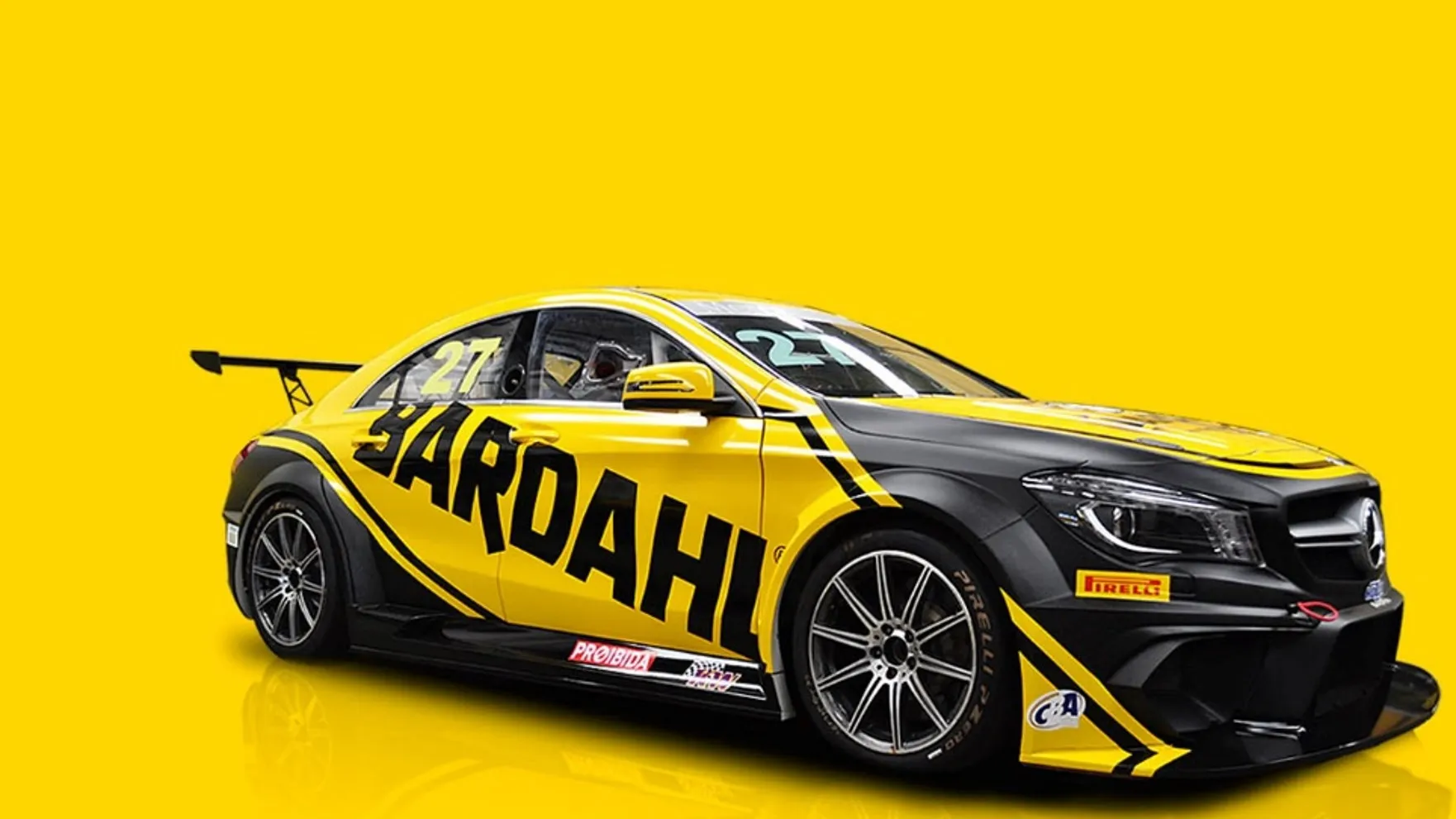 Carro de corrida Bardahl em destaque sobre fundo amarelo vibrante