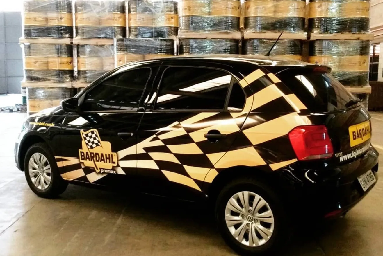 Carro adesivado com bandeira quadriculada da Bardahl Promax