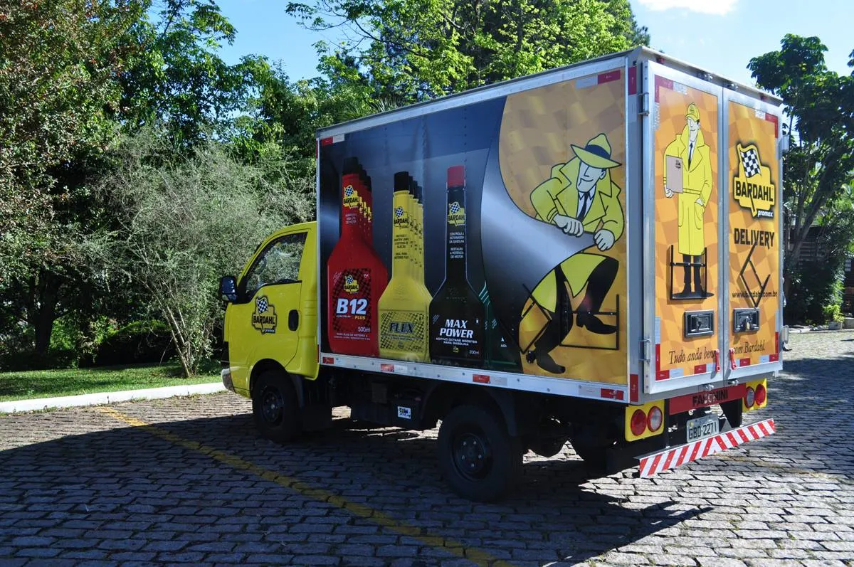 Caminhão de entrega Bardahl com detetive e produtos adesivados