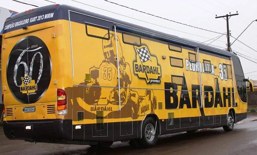 Ônibus envelopado dos 60 anos da Bardahl com kart