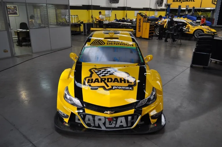 Stock car com pintura Bardahl visto de frente na oficina