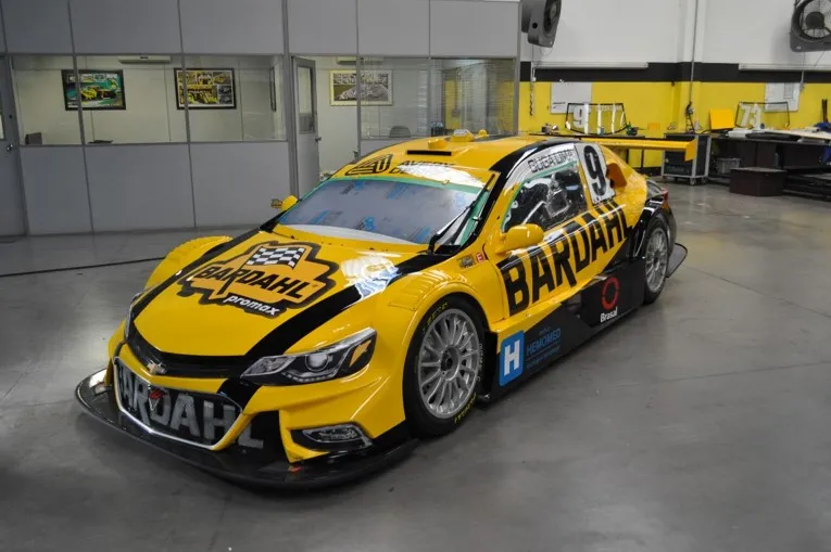 Stock car número 9 da equipe Bardahl na garagem