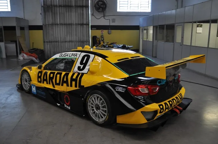 Traseira do stock car Bardahl de Guga Lima na oficina