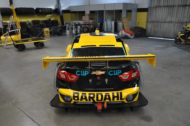 Vista traseira do stock car Bardahl finalizado na garagem