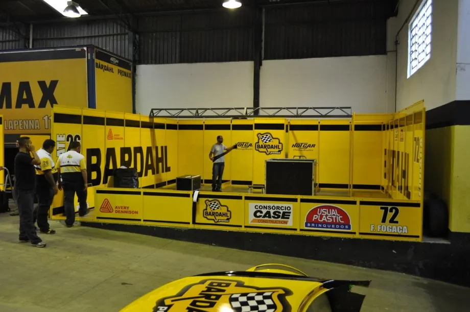 Box de equipe Bardahl com painéis de patrocinadores