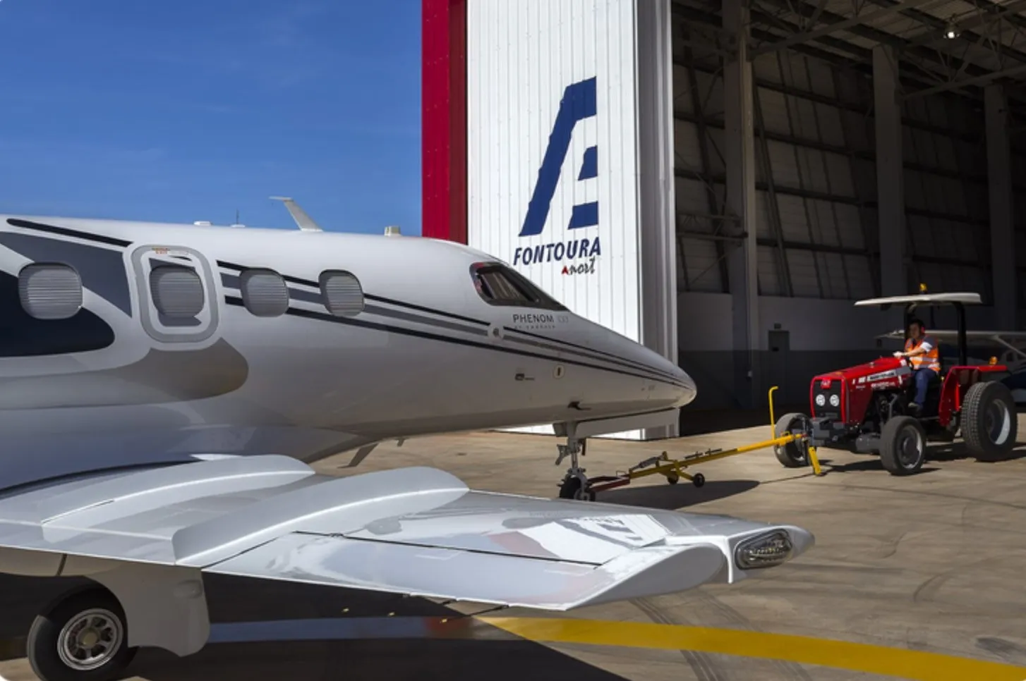 Jato executivo diante de hangar com logotipo Fontoura Nort