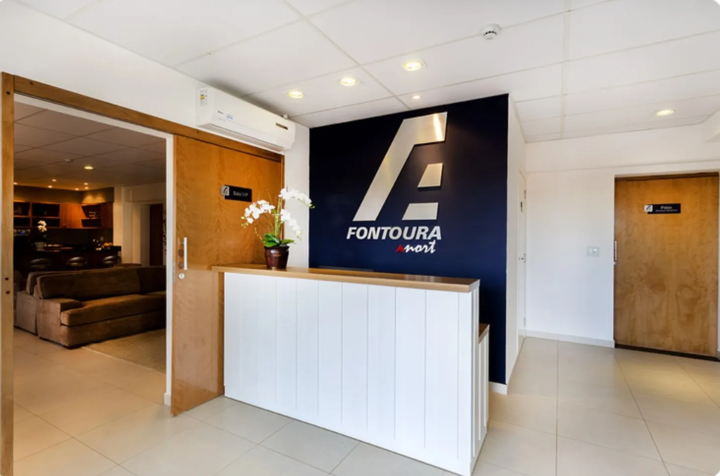 Recepção da Fontoura Nort com logotipo tridimensional na parede