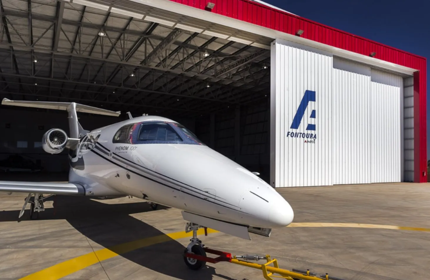 Jato Phenom em frente ao hangar da Fontoura Nort